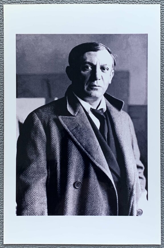 Picasso mit Mantel und Krawatte