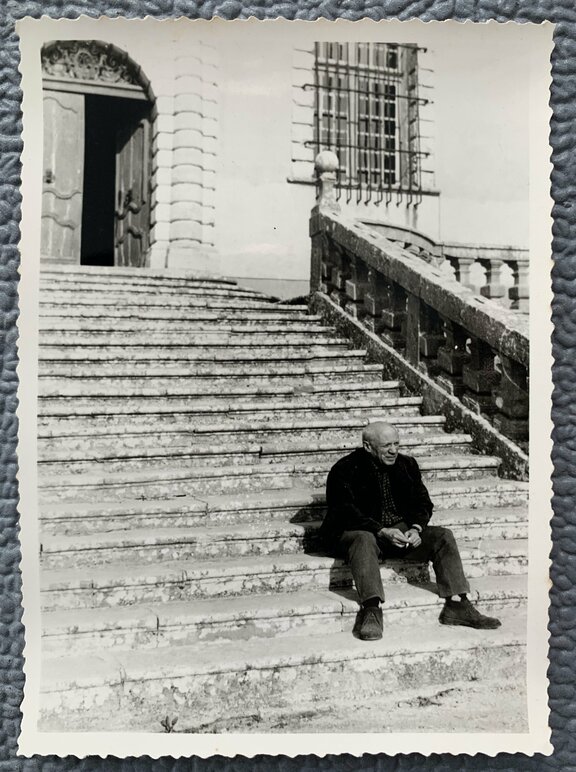 Picasso sitzend auf Stufen der Treppe des Châte...